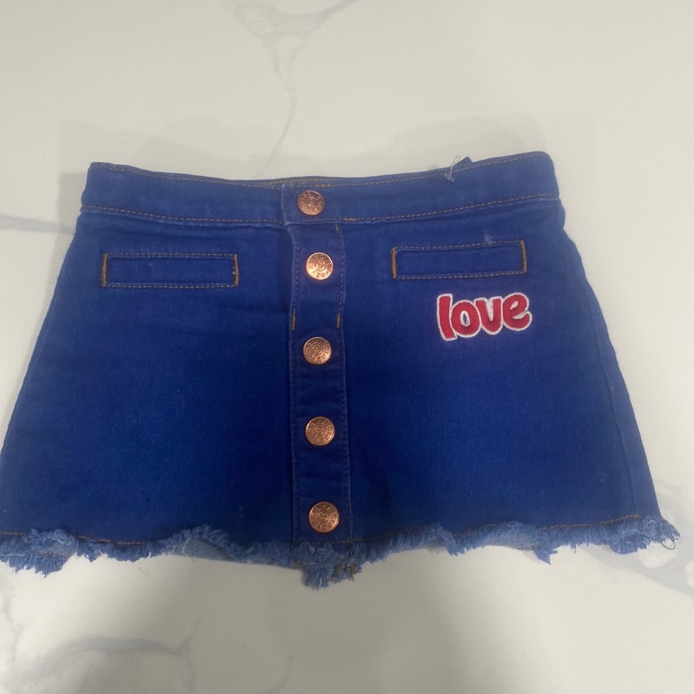Cute little mini skirt, can fit up to a 3 year old.